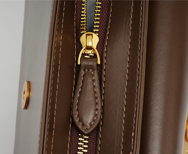 Retro Leather Handbag Classic Simple detail